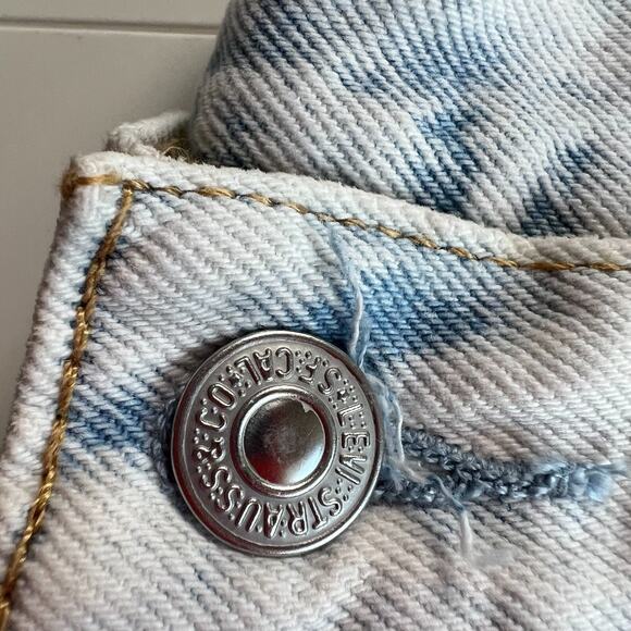 Levi's Premium Women 501 '81 Button Fly Tapered Leg Jeans 26x31 Ice Blue NWT - Picture 4 of 13